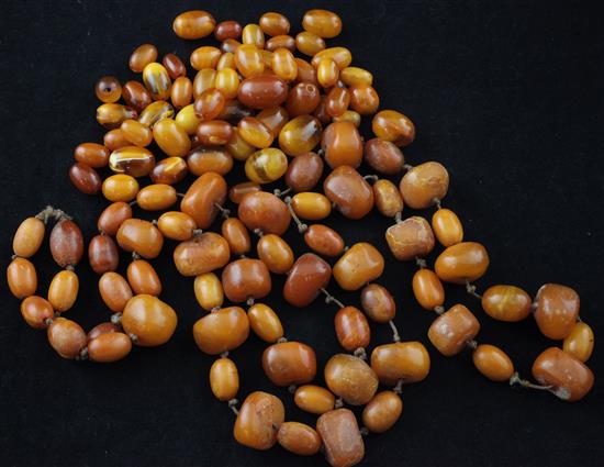 A single strand amber bead necklace, gross weight 119 grams.